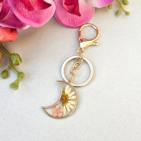 Half-moon shaped keychain with pressed daisy flowers Keychain