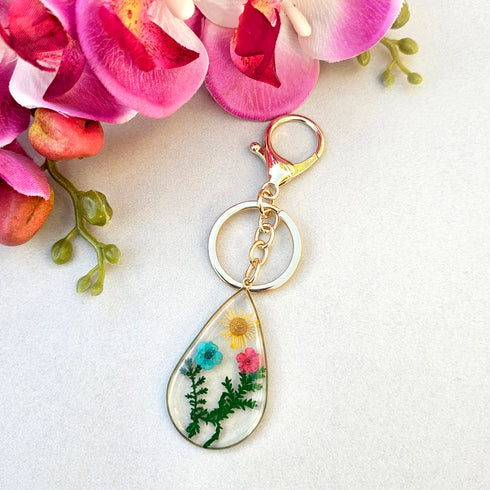 Tear drop keychain with pressed daisy flowers Keychain