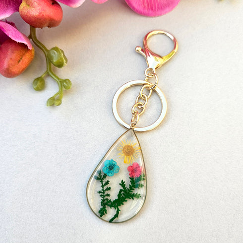 Tear drop keychain with pressed daisy flowers Keychain