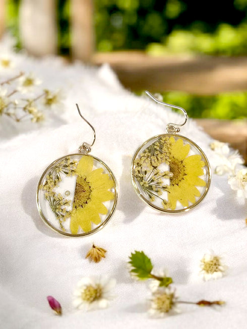 Daisy Flower resin dangle earrings
