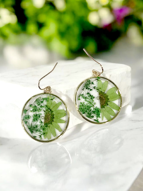 Daisy Flower resin dangle earrings